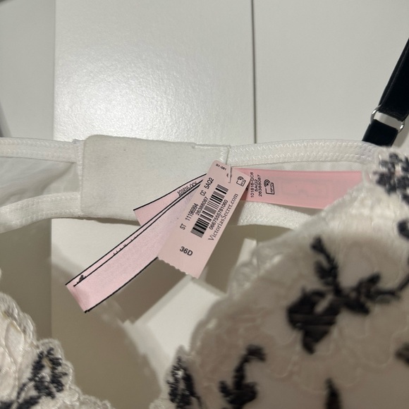 Elegant Black and White Lace Bra - Picture 3 of 5